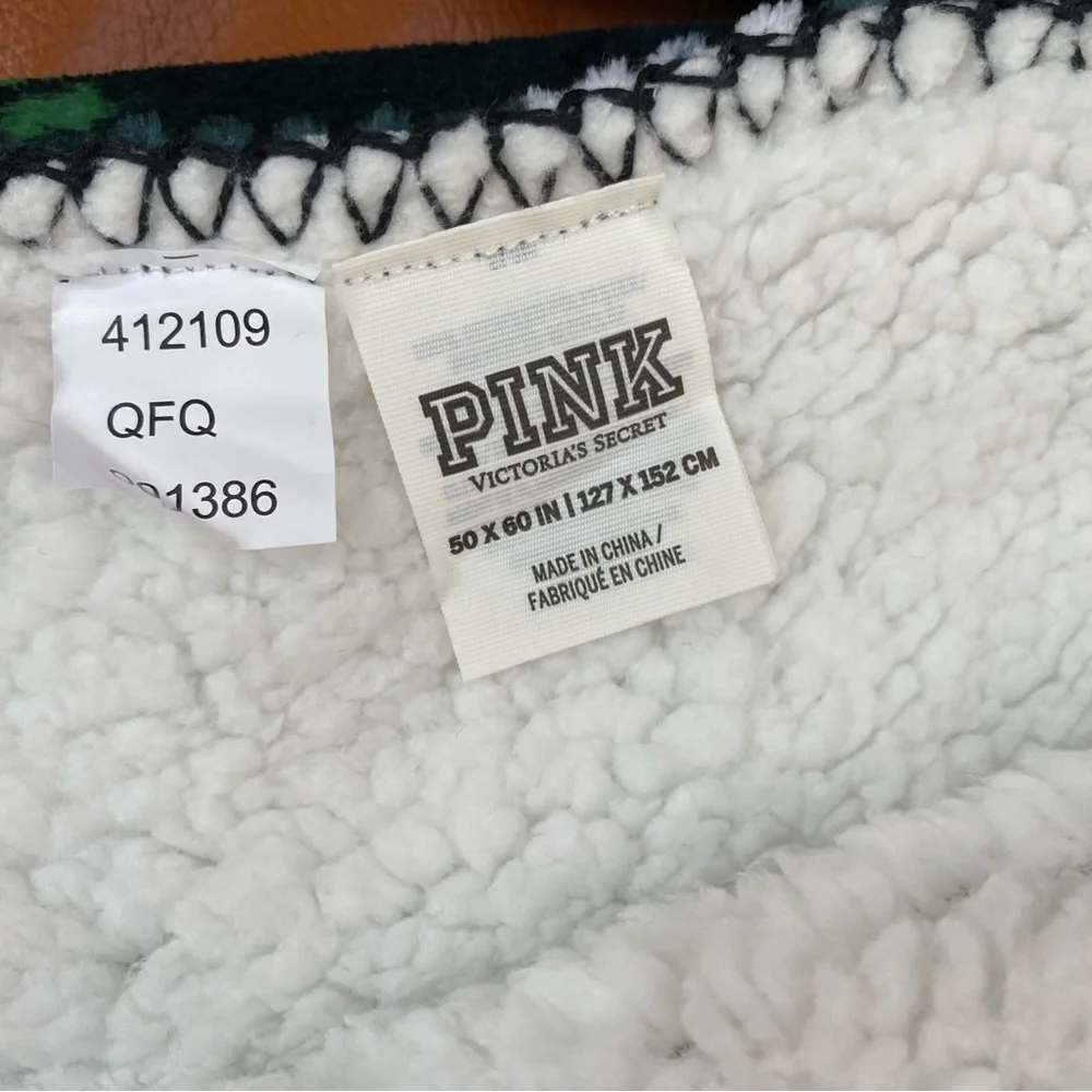 NWT Pink Cozy Fleece Blanket - Picture 4 of 9